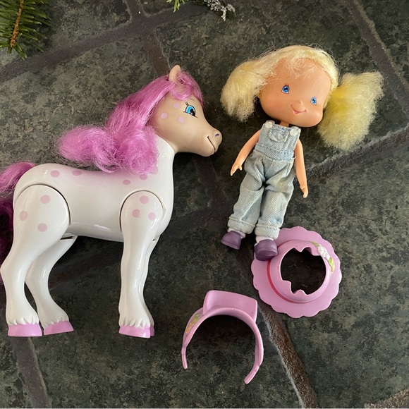 Bandai Strawberry Shortcake Milkshake Pony and Angel Cake Doll - Picture 4 of 9